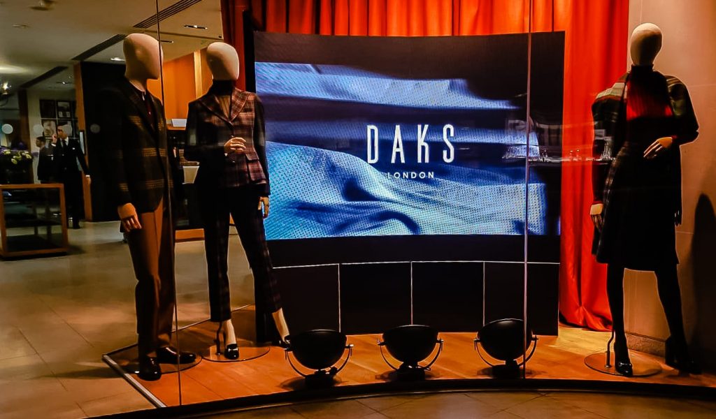 Retail Window Display DAKS7