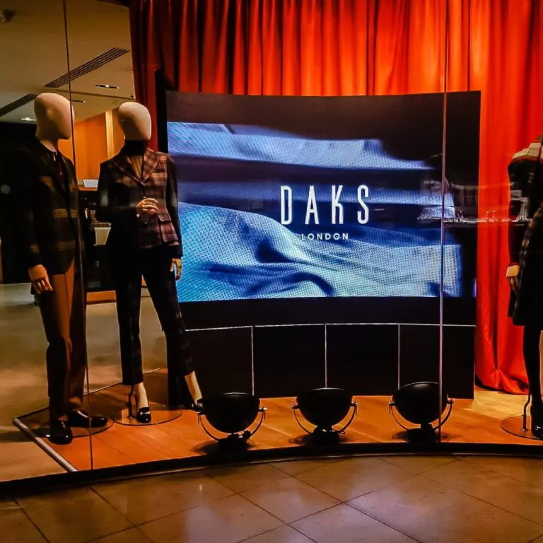 Retail Window Display DAKS7