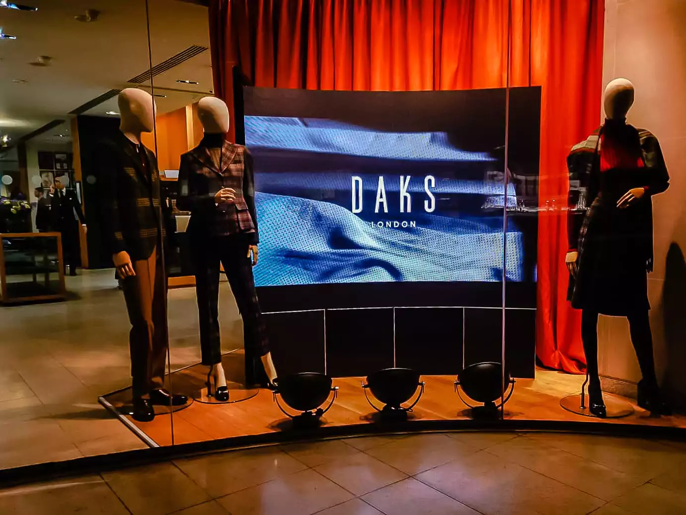 Retail Window Display DAKS7